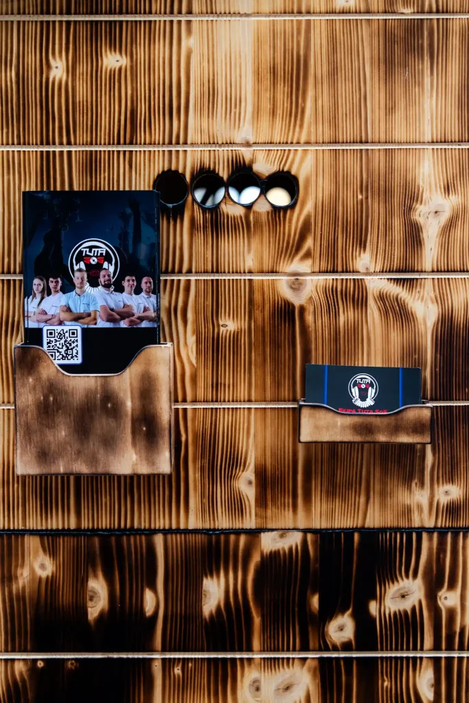 Najem photobootha za javne dogodke – obiskovalci se fotografirajo ob retro fotostojnici na festivalu.